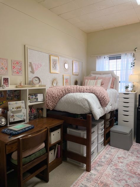 baylor dorm room inspo aesthetic college dorm girl pink Dorm Room Rugs Boho, Wood Furniture Room Ideas, Mini Fridge Under Dorm Bed, College Dorm Snack Storage, Blush Dorm Room Ideas, Dorm Inspo Cozy Pink, Dorm Inspo Cozy Double, Floral Dorm Room Ideas, Dorm Room Inspo Cozy