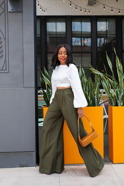 How To Style Wide-Leg Pants Wide Leg Trousers Outfit, Elegantes Business Outfit, Wide Leg Outfit, Styling Wide Leg Pants, Loose Pants Outfit, Marlene Hose, Wide Leg Pants Outfit, Legs Outfit, Style Wide Leg Pants