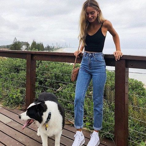 #dog #model #teenager #momjeans #fashion #aesthetic #trendy #outfits #teenfashion #travel #airforce1 #instagrammable Converse Outfits, Petite Mom Jeans, Mode Teenager, Comfy Jeans Outfit, Mom Jeans Outfit Summer, Looks Jeans, Look Jean, Mom Jeans Outfit, Jeans Outfit Summer