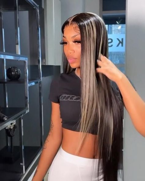 Hairstyles Honey Brown, Black With Blonde Highlights, Black Hair With Blonde Highlights, Highlights On Dark Hair, Front Lace Wigs, Black Hair Wigs, Hair Front, Blonde Highlights On Dark Hair, Frontal Wig Hairstyles