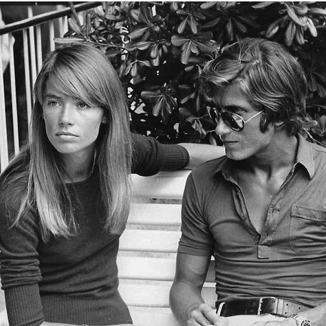 Lovefande Where are we now? sur Instagram : Francoise Hardy and Jacques Dutronc, Saint Tropez 1968. Photo © Jean-Marie Périer @jeanmarieperierofficial #FrançoiseHardy… Trendy Hair Cuts, Where Are We Now, Short Curly Pixie, French Icons, Françoise Hardy, Francoise Hardy, Have A Lovely Weekend, Musica Pop, Trendy Hair