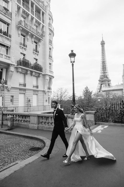 Paris Elopement Photography, Paris Wedding Venue, Paris Engagement Photos, Best Restaurants In Paris, Wedding In Paris, Paris Couple, Paris Elopement, Parisian Wedding, Paris Tour Eiffel