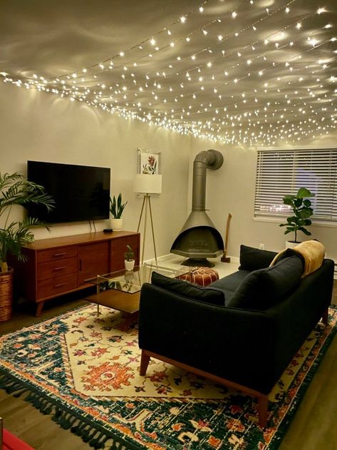 string-lights-tacked-to-ceiling-over-cozy-rustic-living-room String Lights Living Room, College Living Rooms, College Apartment Living Room, Dorm Living Room, College House, Dorm Living, College Apartment Decor, Apartment Inspiration, Living Room Inspo