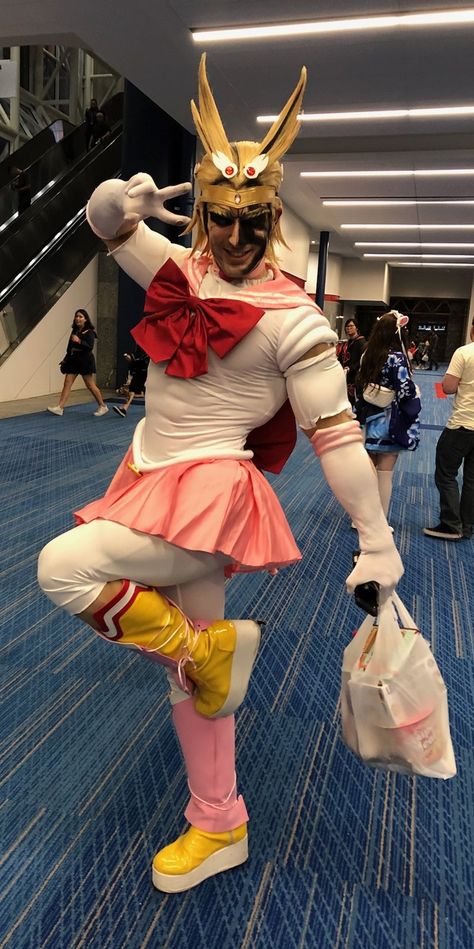 All Might + Sailor Moon= Sailor Might cosplay Mha Sailor Moon, Subtle Anime Cosplay, Cringy Anime Cosplay, Len And Rin Cosplay, Mha Cosplay Ideas, Mha Cosplay Pictures, Blonde Cosplay Ideas, Funny Anime Cosplay, Cute Cosplay Outfits