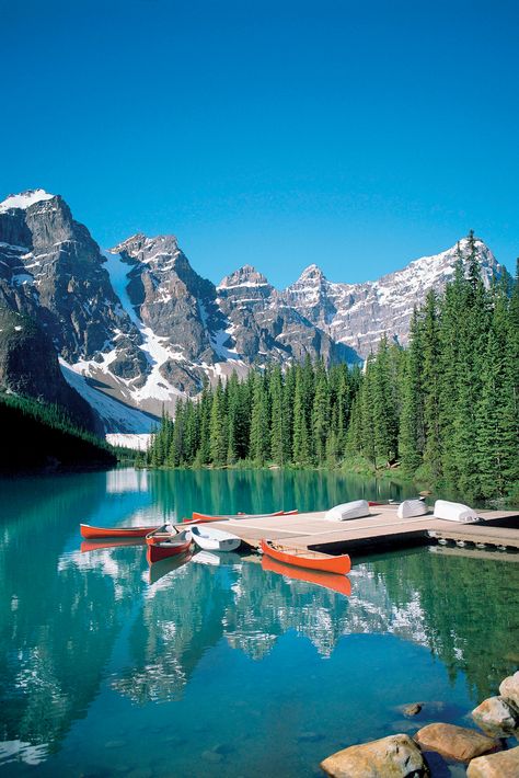 15 Amazing Places You Have To Visit On A Road Trip Across Canada Rocky Mountains, Fotos Do Canada, Travel Canada, Canada Road Trip, Alam Yang Indah, Canada Travel, Places Around The World, Vacation Spots, 그림 그리기