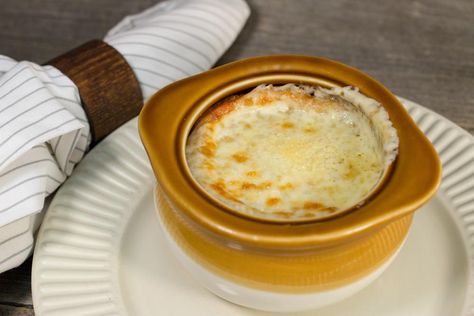 Love that French onion soup you get at restaurants like Applebees?  Now you can make your very own French onion soup with this copycat Applebee's French onion soup recipe! Onion Soup, Applebee's French Onion Soup Recipe, Cheesy Croutons, Copycat Food, Onion Soup Recipe, Soups Recipes, Slow Cooker Times, French Onion Soup Recipe, Soup Appetizers