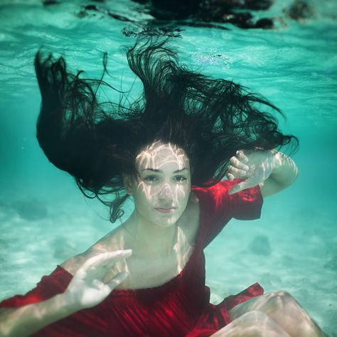 Underwater Hair Reference, Hair Underwater Drawing, Hair Underwater, Underwater Hair, Underwater Photography Couples, Underwater Photography Mermaid, Underwater Photography Pool, Underwater Drawing, Underwater Photography Ocean