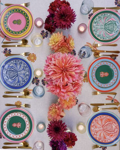 Table Setting Inspiration, Dinner Party Table, Table Setting Decor, Dinner Table Decor, Table Set Up, Dinner Themes, Halloween Table, Colorful Table, Painted Pumpkins