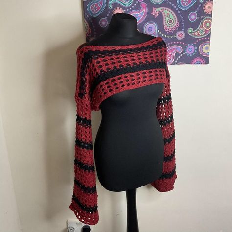 Amigurumi Patterns, Crochet Projects Ideas Clothes, Goth Crochet Free Pattern, Crochet Goth Accessories, Crochet Black Skirt, Gothic Crochet Clothes, Crochet Goth Top, Crochet Clothes Goth, Crochet Top Goth