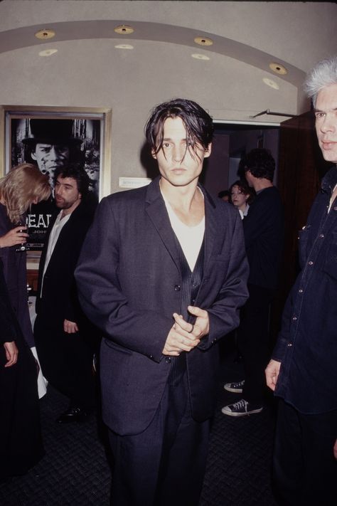 Johnny Depp's grunge style in 14 vintage photographs | Vogue Paris Johnny Depp Suit 90s, Johnny Depp 80s, Hommes Grunge, Thaiboy Digital, 90s Johnny Depp, Johnny Depp And Winona, John Depp, 1990s Nostalgia, جوني ديب