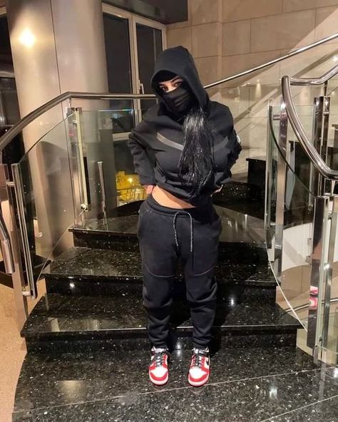 Female Roadman Style, Drill Style Girl, Drip Women Outfits, Uk Drip Aesthetic, Gangster Girl Aesthetic Outfits, Female Gangster Outfit, Chica Drip, Gangster Girl Outfit, Gangster Outfits For Women