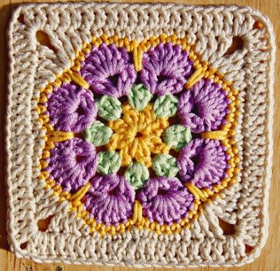 Made in K-town: African Flower Square Tutorial Like this. Crochet Blanket Patterns Free Granny Square, Crochet Minecraft, Granny Square Pattern Free, Granny Square Haken, Crochet African Flowers, Flower Granny Square, شال كروشيه, Gilet Crochet, Crochet Granny Square Blanket