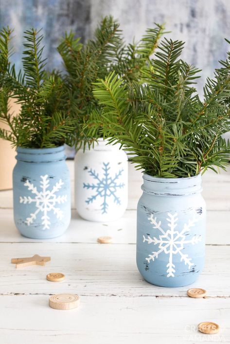 Upcycling, Snowflake Centerpieces, Winter Mantle, Christmas Crafts To Make And Sell, Bat Craft, Winter Centerpieces, Christmas Crafts To Sell, Mason Jar Vases, Snow Flakes Diy