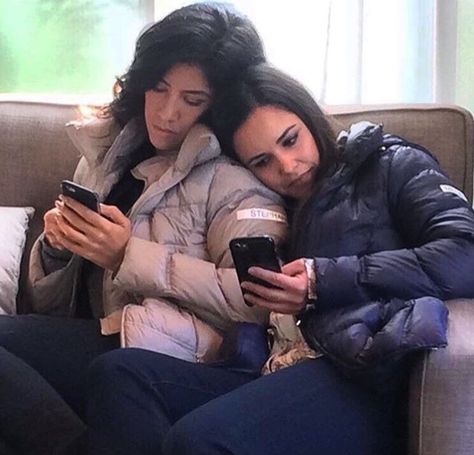 Stephanie Beatriz & Melissa Fumero Humour, Brooklyn 99 Cast, Brooklyn Nine Nine Funny, Jake And Amy, Rosa Diaz, Melissa Fumero, Brooklyn 9 9, Kaptan Jack Sparrow, Amy Santiago