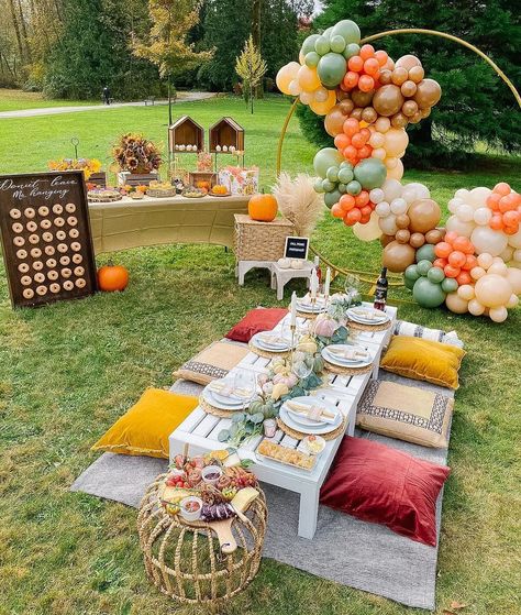 Picknick Set Up, Picnic Party Table Decor, Picnic Party Backdrop, Outdoor Birthday Set Up Ideas, Outdoor Picnic Setup Ideas, Picnic Display Ideas, Picnic Park Party, Sunflower Picnic Theme, Outdoor Picnic Party Decor