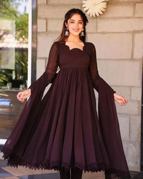 Stylish chiffon frock three pc dress Frock and dupatta chiffon Soft Malai inner attached Trouser Malai All sizes available Colors can be customized For order now 03412486409 #ChiffonFrock #PCDress #FrockFashion #DressForSale #FashionSale #WomensWear #ChiffonStyle #OnlineShopping #Fashionista #ootdmagazine Simple Frock Design, Stylish Kurtis Design, Long Frock Designs, Trendy Outfits Indian, Long Gown Design, Simple Frocks, Anarkali Dress Pattern, Party Wear Gown, Simple Gowns