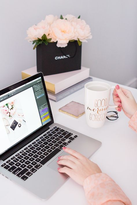 Pretty Desk Aesthetic, Blogger Aesthetic, Aesthetic Laptop, Business Photoshoot, Personal Branding Photoshoot, Blogger Photography, Laptop Lifestyle, Marca Personal, Work Inspiration