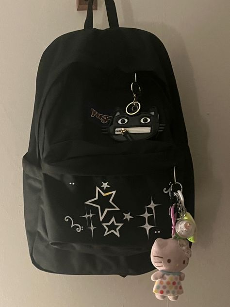 /cyber/diy/craft/paint Painting On Backpack Ideas, Embroidery On School Bag, Black Backpack Decoration Ideas, Drawings On Backpacks, Painting On School Bag, Decorate School Bag, Black Backpack Decoration, Decorated School Bag, Bookbag Decorations