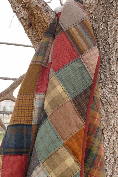 Felted Wool Quilts Ideas, Upcycled Sweaters Refashioning, Woolies Flannel Quilt Patterns, Quilt Blanket Ideas, Tweed Quilt, Elegant Quilts, Felt Quilt, Knitted Quilt, Blanket Quilts