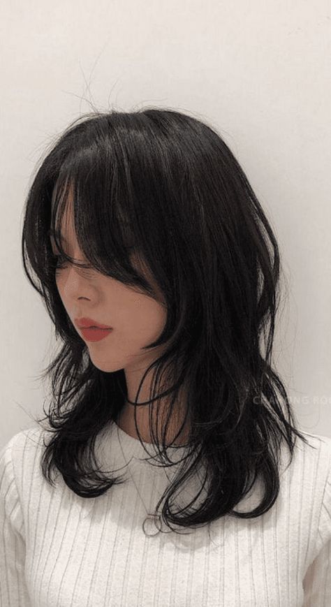 Chic and Trendy Korean Haircut Ideas: 10. Korean Wolf Cut: Edgy and Unique Korean Haircut Medium, Current Haircuts, Emo Haircuts, Korean Haircut, Layered Haircuts For Medium Hair, Fresh Haircut, Current Hair Styles, Vibrant Hair Colors, Face Cut