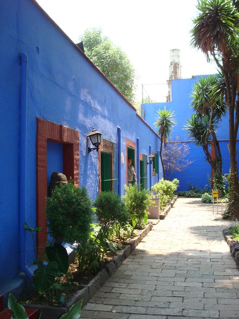 The "Blue House" Coyacan, Mexico. Frida Kahlo's childhood home and later the residence of Frida and Diego Rivera. I visited in January, 2008! Frida Kahlo Blue House, Frida Kahlo House, Frida Kahlo Museum, Mexican Courtyard, Arizona Decor, Frida And Diego, Frida Art, Living In Mexico, My Peace