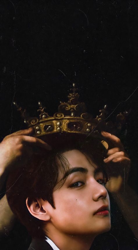 Kim Taehyung King Crown, Taehyung King Crown, Taehyung With Crown, Taehyung King Edit, Taehyung Crown, Kim Taehyung King, Taehyung Prince, Taehyung King, King Photoshoot