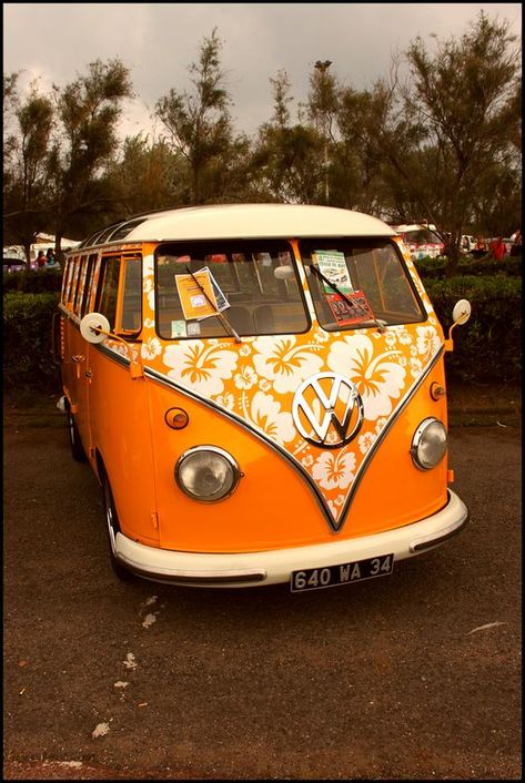 After looking at cars on Pinterest for some time, this definitely has to be one of the best ones I've seen so far. Combi Hippie, Vw Hippie Van, Vw Kampeerwagens, Kombi Hippie, Vw Minibus, Volkswagen Vans, Kombi Home, Volkswagen Van, Hippie Bus