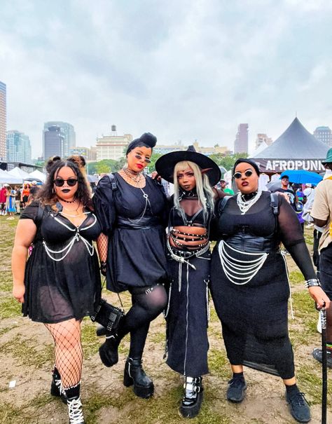 Alternative Festival Outfit Plus Size, Afropunk Fashion Plus Size, Goth Festival Outfit Plus Size, Download Festival Outfit Ideas, Plus Size Techno Outfit, Techno Outfit Plus Size, Plus Size Goth Outfits Summer, Festival Plus Size Outfits, Download Festival Outfit