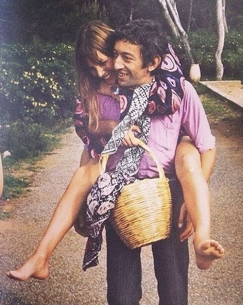 Whenever I see a photo of Jane Birkin in the south of France toting her straw basket bag, I instantly want to be her. The lord knows whatever woman that can pull off a wicker basket as a true acces… Style Jane Birkin, Jane Birken, Birkin Basket, Jane Birkin Basket, Jane Birkin Style, Jean Shrimpton, Hippie Man, Charlotte Gainsbourg, Serge Gainsbourg