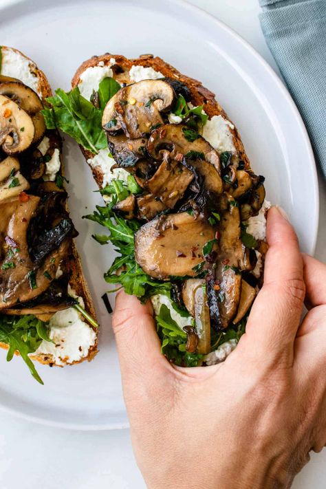 Creamy Mushroom Toast - Cooking With Ayeh Cooking With Ayeh Mushroom Toast, Plats Healthy, Makanan Diet, Recipes Crockpot, Deilig Mat, Recipes Chicken, Crockpot Dinner, Toast Recipes, Healty Food