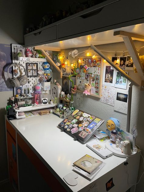 #desksetup #desk #anime #kpop #aesthetic Tiktok: musubeaa Desk Inspo Artist, Art Desk Aesthetic Inspiration, Desk Ideas Artist, Drawing Set Up Desk Aesthetic, Art Desk Setup Aesthetic, Artsy Desk Aesthetic, Desk Organization Wallpaper, Anime Desk Setup Ideas, Aesthetic Desk Setup Anime