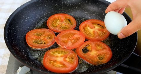 Just 1 tomato and 3 eggs make the yummiest omelette you've ever tasted Omelet, Tomato Breakfast, Omelets Recipe, Quick Breakfast Recipes, Egg Dish, Boiled Egg, Quick And Easy Breakfast, Sweet Potato Recipes, Full Meal Recipes