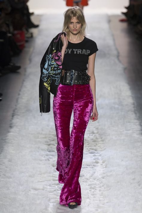 These hot pink velvet bell bottom pants are what's up // See the complete Jeremy Scott Fall 2017 Ready-to-Wear collection. Looks Country, Moda Chic, Jeremy Scott, Mein Style, Glam Rock, Mode Vintage, Fall 2017, Looks Style, Moda Fashion