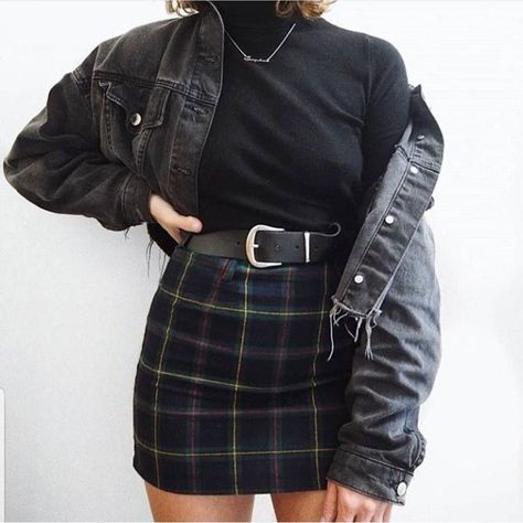 Vintage Outfits 90s, Mode Grunge, Rock Outfit, Denim Ideas, 90's Fashion, Modieuze Outfits, Plaid Skirt, Mode Inspo, 여자 패션