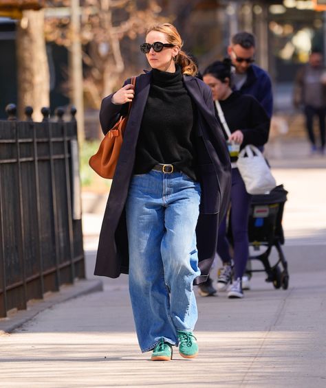 Navy Wool Coat Outfit, Jennifer Lawrence Street Style, Wool Coat Outfit, Jennifer Lawrence Style, Oscar Outfits, Simple Maxi, Navy Wool Coat, Preppy Accessories, Princess Silhouette