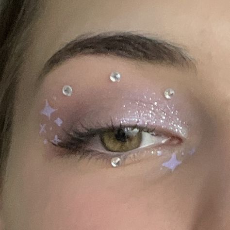 Makeup Look Glitter, Eras Makeup, Eras Tour Makeup, Taylor Fits, Taylor Swift Eyes, Taylor Swift Makeup, Gem Makeup, Sparkle Makeup, Swift Outfits