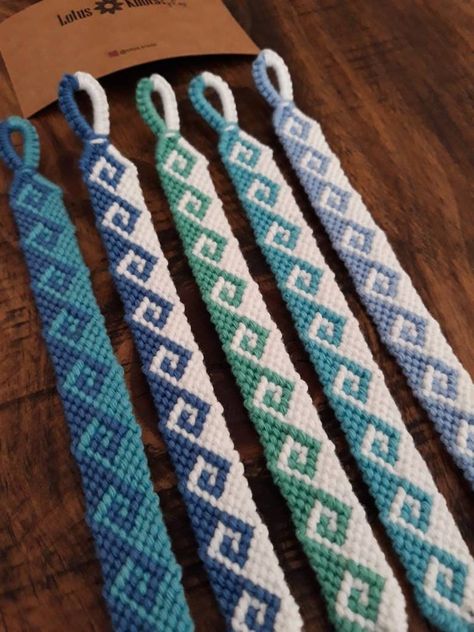 Two Tone Friendship Bracelet, Blue Thread Bracelet, Friendship Bracelets Length, Vertical Wave Bracelet Tutorial, Waves Bracelet Pattern, Friendship Bracelets Wave Pattern, Wave Thread Bracelet, Greek Waves Friendship Bracelet, Ocean Wave Bracelet Pattern