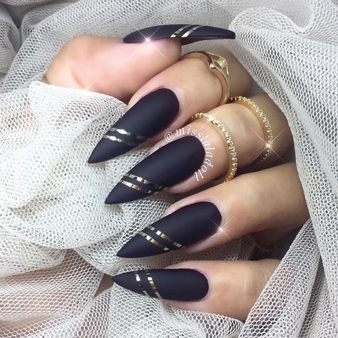 Nail Artista | Mesa|85210 | NO kids | I do not fill or remove work I didn't do for quality purpose for more info click the link below ↙️ Gradient Nails, Black Stiletto Nails, Long Stiletto Nails, Gold Nail Designs, Stiletto Nail Art, Pointed Nails, Nagel Inspo, Black Nail Designs, Luxury Nails