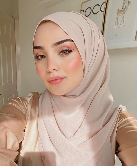 Hola ✨| It sucks to stay indoors in this beautiful weather and my favourite season #spring ! #quarantinelife Tumblr, Muslim Makeup Looks, Hijabstyle Outfits, Hijab Instagram, Hijab Makeup, Casual Makeup, Graduation Makeup, Heavy Makeup, Simple Makeup Looks