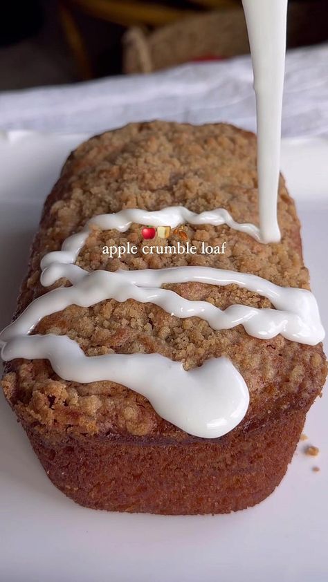 Apple Crumble Loaf - by Viviane Eldarazi Essen, Apple Loaf Bread, Apple Loaf Cake, Apple Loaf, Apple Crumble Cake, Apple Crumb Cakes, Cinnamon Glaze, Recipe Tiktok, Tiktok Recipes