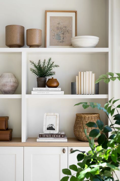 Styling Bookshelves, Shelf Decor Living Room, Styling Shelves, Interior Design Per La Casa, Bookcase Styling, Bookcase Decor, Decoracion Living, Bookshelf Styling, Living Room Shelves