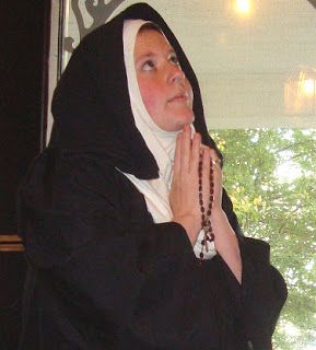 Easy directions for a homemade nun costume - graduation robe + white tee + black fabric length = nun fun Nun Habit, Music Costume, Sound Of Music Costumes, Graduation Robes, Nun Halloween Costume, Nun Halloween, Halloween Trivia, Saint Costume, Catholic Icing