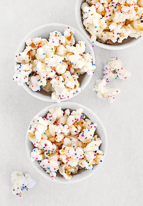 StudioDIY // Five Fancy Ways to Eat Popcorn Birthday Popcorn, Party Popcorn, Fest Mad, Popcorn Party, Sweet Party, Popcorn Recipes, Läcker Mat, God Mat, Think Food