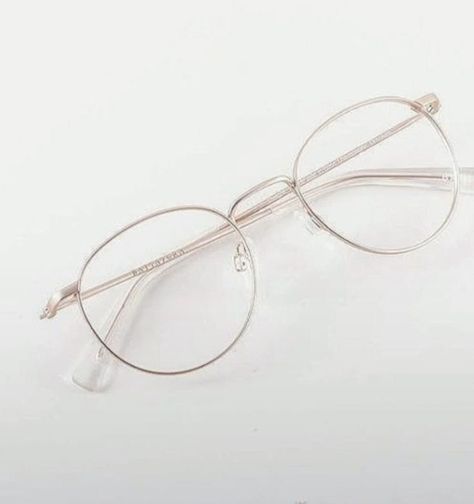 Trendy Glasses Frames 2022 Oval Face, Round Transparent Glasses, Wire Rimmed Glasses Aesthetic, Glases Girl Aesthetic, Spectacles Frames Women, Glases Girl, Aesthetic Glasses Frames, Eye Glasses Aesthetic, Trendy Glasses Frames