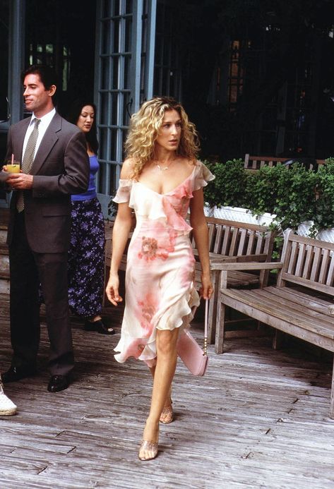 11 Times Carrie Bradshaw’s Beauty Look Was Just As Good As Her Outfit Carrie Bradshaw Outfits Casual, Carrie Bradshaw Dresses, Carrie Bradshaw Hair, Sims Characters, Carrie Bradshaw Outfits, Carrie Bradshaw Style, Celebrity Style Icons, City Outfits, Snake Print Dress