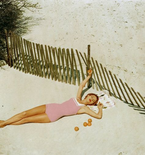 These fabulous vintage beach images from the Vogue  archives capture that classic feminine essence and luxury sunbathing from the 40s, 50s a... Magazine Vogue, Photography Genres, Vogue Archive, Beyond The Sea, Vintage Swim, Photography Kit, Beach Images, Retro Mode, Vintage Swimwear