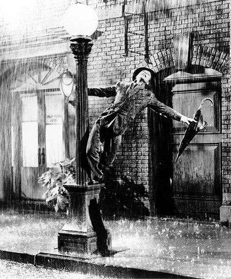 Gene Kelly holding on to lamp post & singing in the rain Classic Dance, Singin In The Rain, Dance Movies, Singin’ In The Rain, Movie Plot, Septième Art, Gene Kelly, Singing In The Rain, Photo Vintage