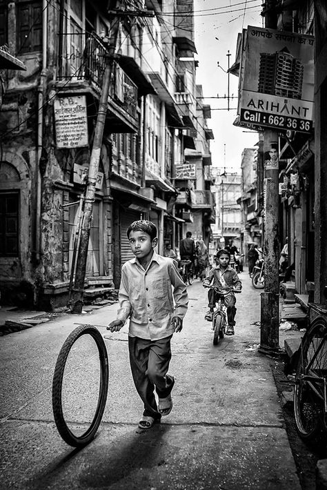 Street Games By Pavol Delej, Slovakia (3rd Place In The Documentary And Street Category, Second Half) Canvas Art Painting Acrylic, Street Game, Fotografi Urban, Popular Photography, Cute Galaxy Wallpaper, Photo D Art, Photo Competition, Child Photography, Poster Retro