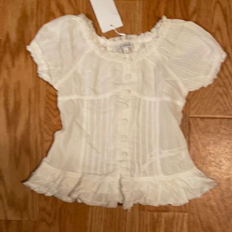 Italy Gattinoni 6 Years Peasant Top Pieces Of Porcelain Clothes, Brandy Melville Blair Top, White Sleeveless Top Outfit, Farmgirl Outfits, Thrift Shirts, Dainty Tops, Cute Long Sleeve Tops, Flowy White Top, Sleeveless Top Outfit