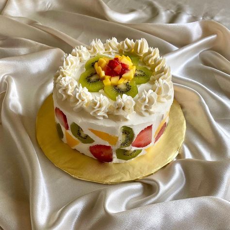 Kiwi Strawberry Cake, Strawberry Kiwi Cake, Strawberry Mango Cake, Vanilla Fruit Cake, Kiwi Cake Decoration, Fresh Fruit Cake Decoration, Mango Cakes, Birthday Cake Fruit, Vanilla Homemade